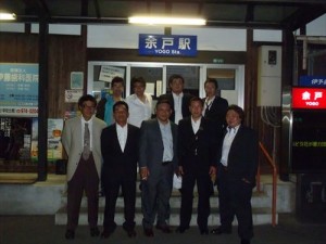 余戸駅前にて青雲の志を抱いた青年たち